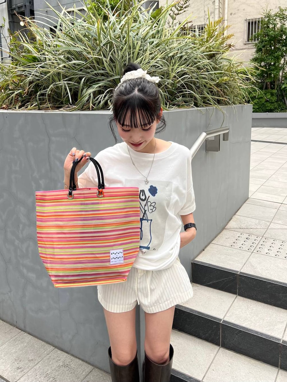 ホワイト系のTシャツ/カットソー、ホワイト系のその他パンツ、ブラウン系のブーツを着用したレディースの夏コーディネートの3枚目の写真
