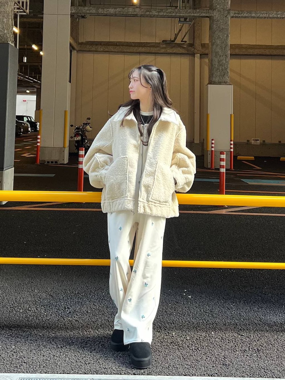 ブラック系のブーツ、ホワイト系のブルゾン、ブラック系のTシャツ/カットソーを着用したレディースの冬コーディネートの8枚目の写真