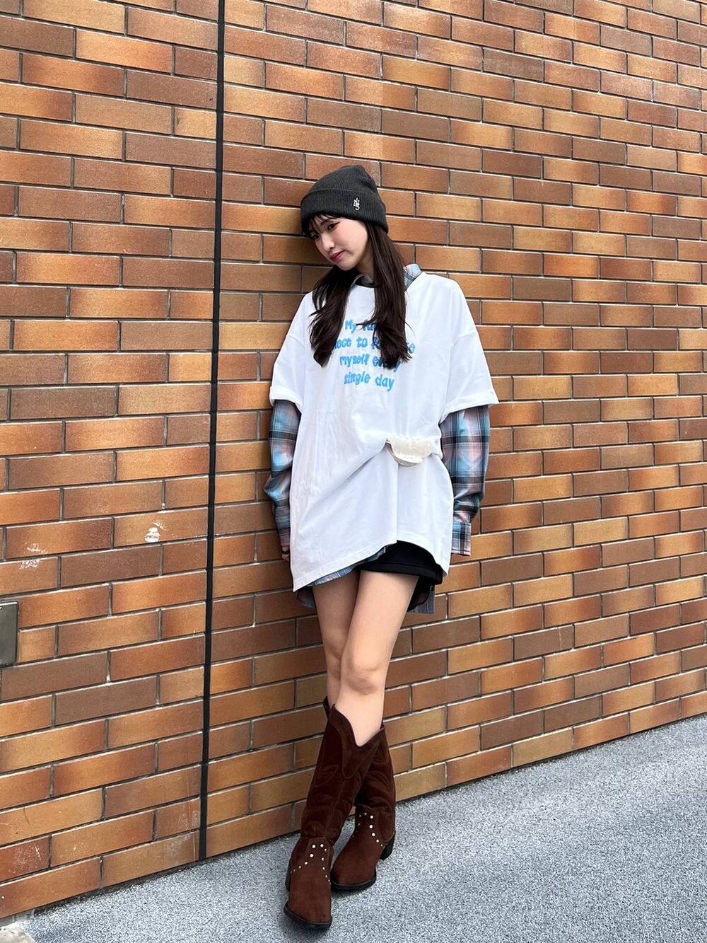 ブルー系のシャツ/ブラウス、ブラウン系のブーツ、ブラック系のスウェットパンツを着用したレディースの春コーディネートの6枚目の写真