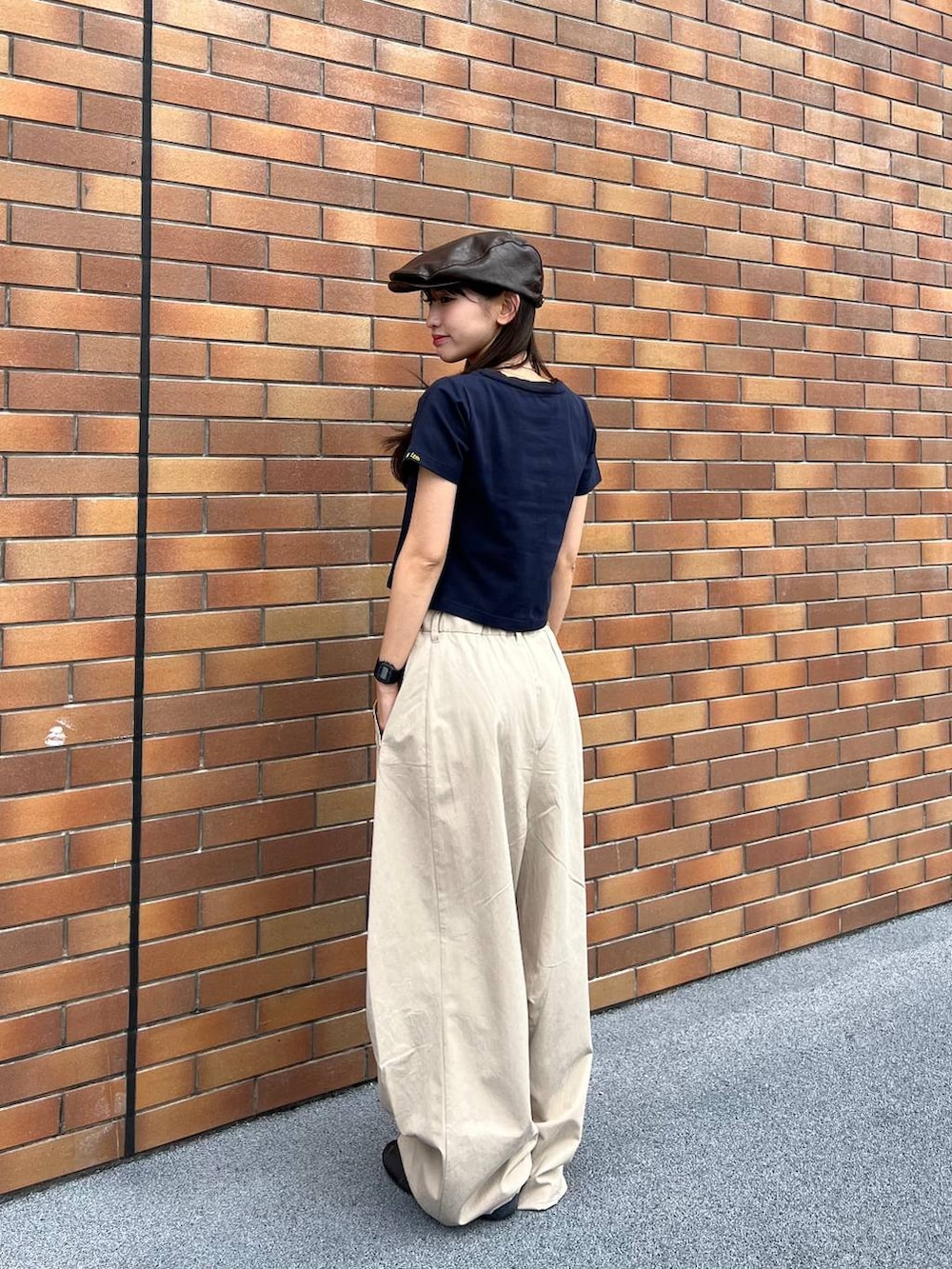 ベージュ系のその他パンツ、ブラウン系のハンチング/ベレー帽を着用したレディースの春コーディネートの5枚目の写真