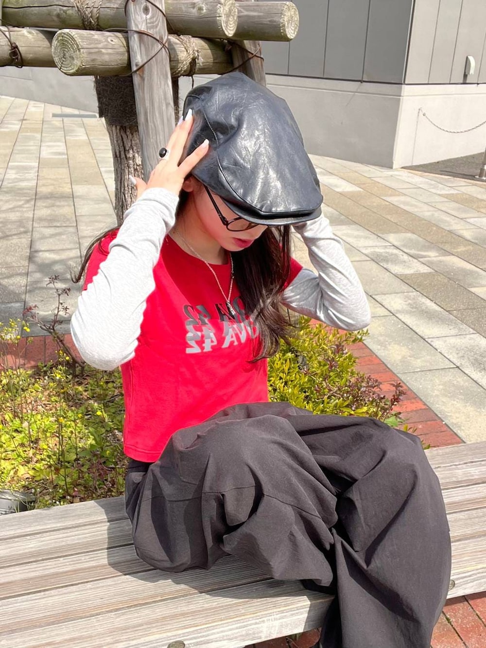 ブラック系のその他パンツ、ブラック系のハンチング/ベレー帽を着用したレディースの春コーディネートの7枚目の写真