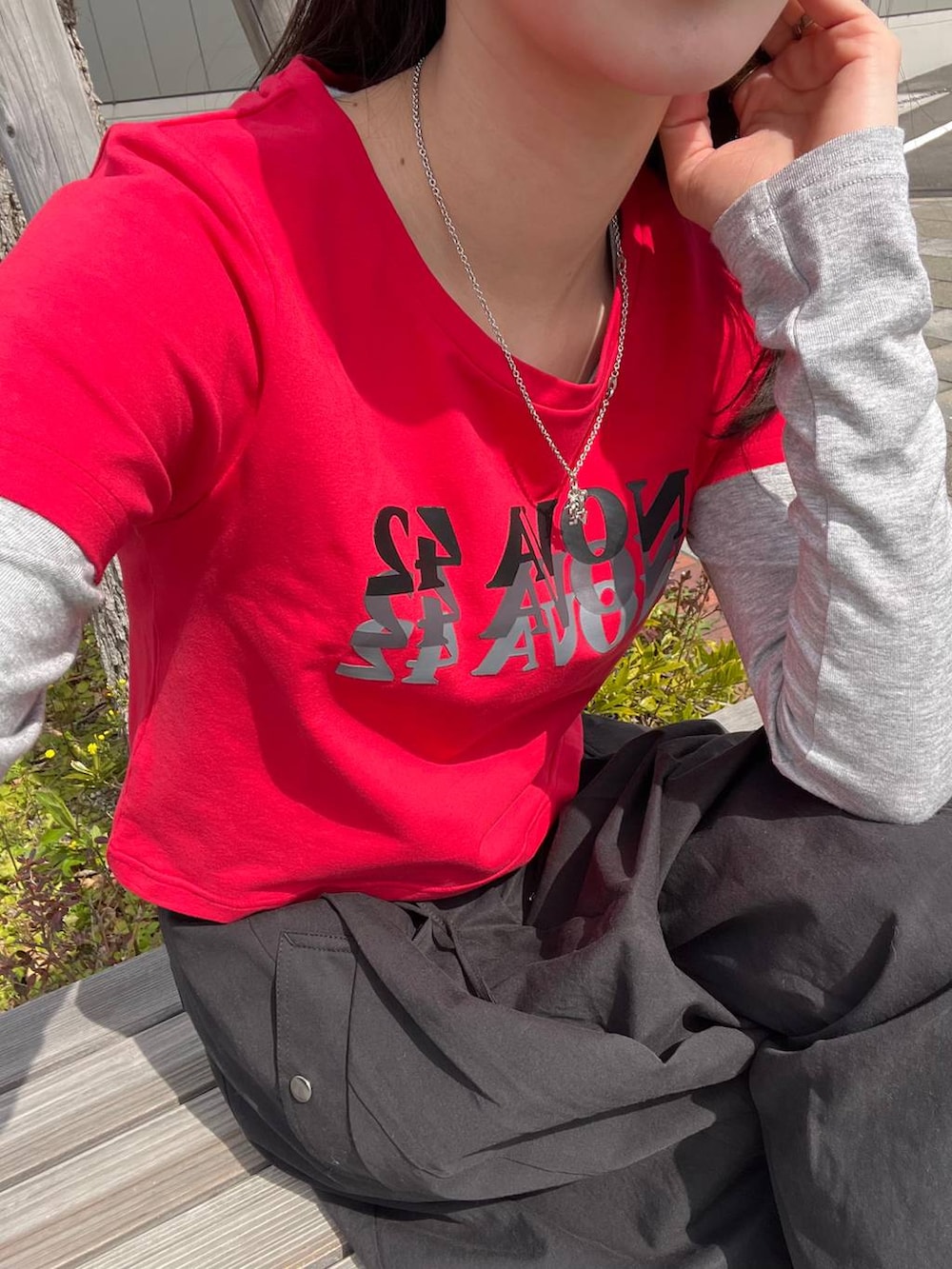 ブラック系のその他パンツ、ブラック系のハンチング/ベレー帽を着用したレディースの春コーディネートの4枚目の写真