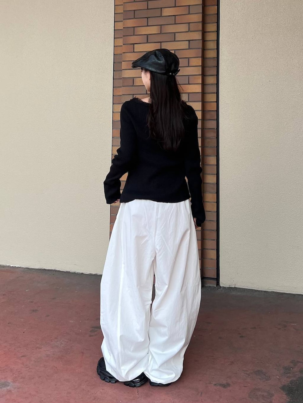 ブラック系のローファー、ホワイト系のその他パンツ、ブラック系のカーディガン/ボレロを着用したレディースの春コーディネートの4枚目の写真