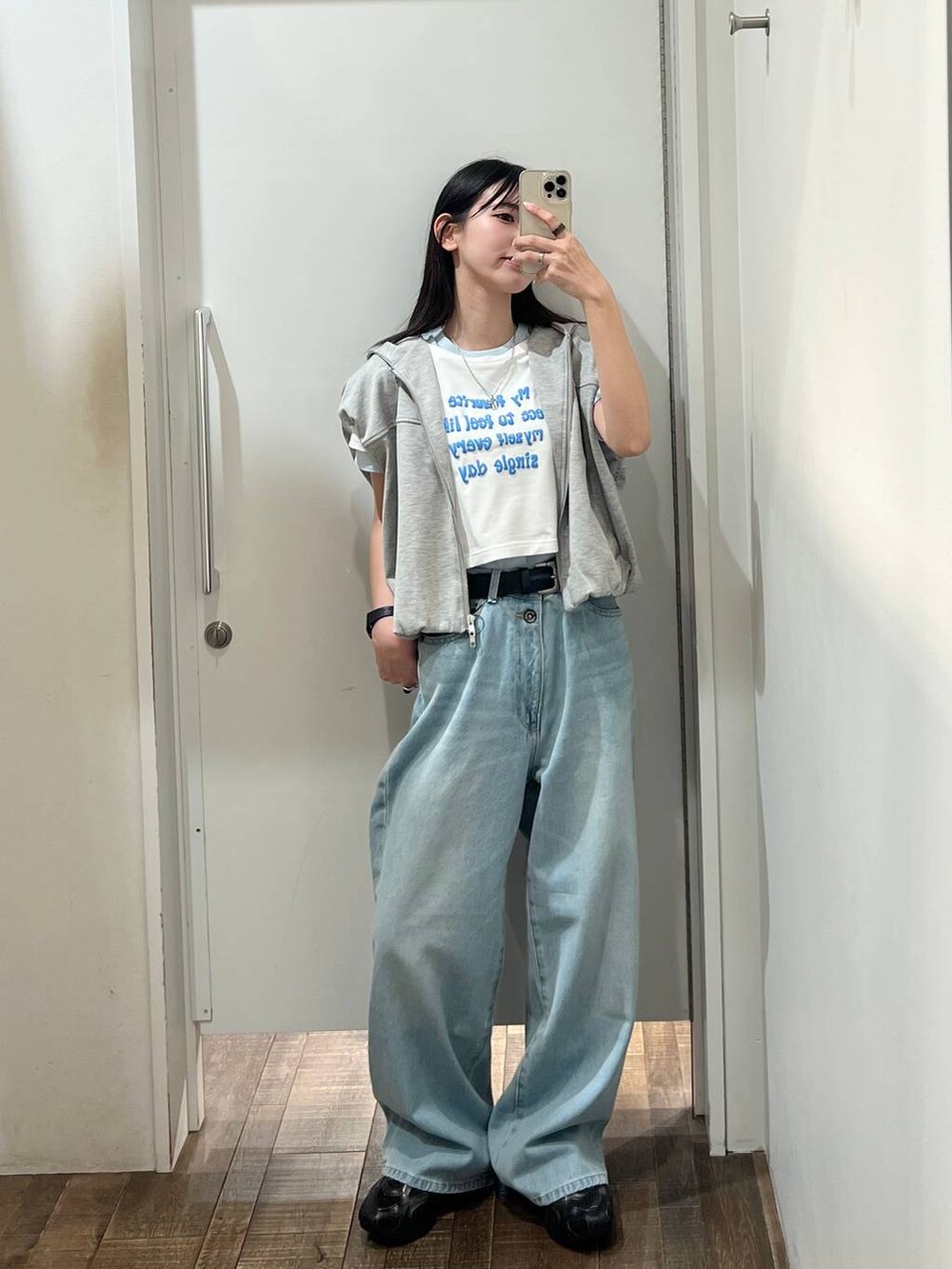 ブルー系のデニムパンツ、グレー系のベスト、ブルー系のTシャツ/カットソーを着用したレディースの春コーディネートの7枚目の写真