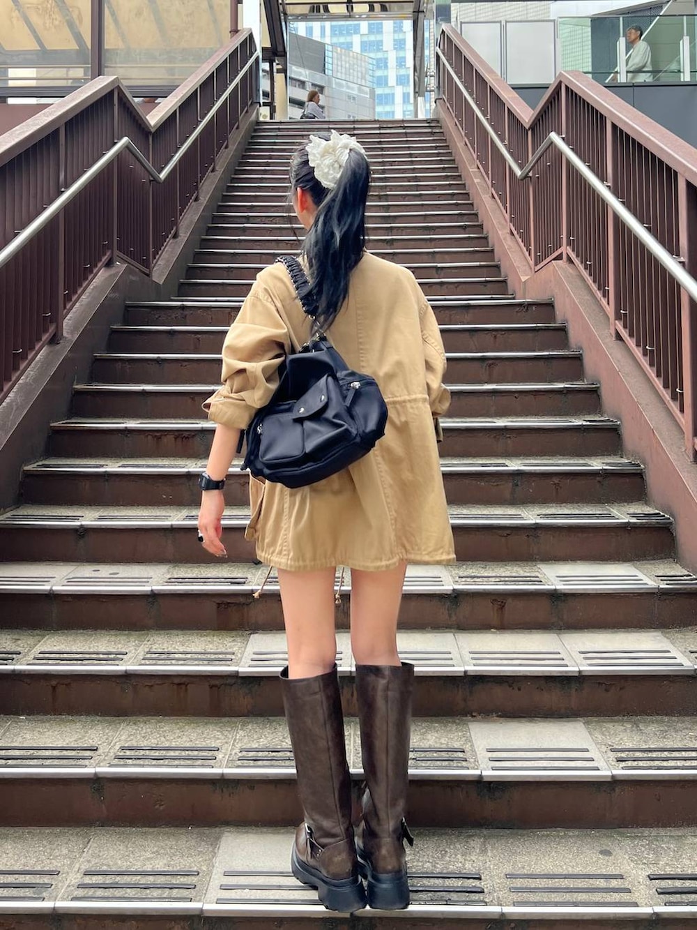 ブラック系のショルダーバッグ、ホワイト系のその他パンツ、ブラウン系のブーツを着用したレディースの夏コーディネートの4枚目の写真