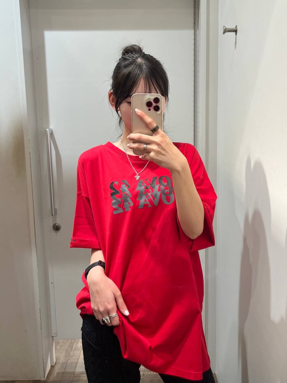 ブルー系のスニーカー、ブラック系のトートバッグ、ブラック系のその他パンツを着用したレディースの春コーディネートの3枚目の写真