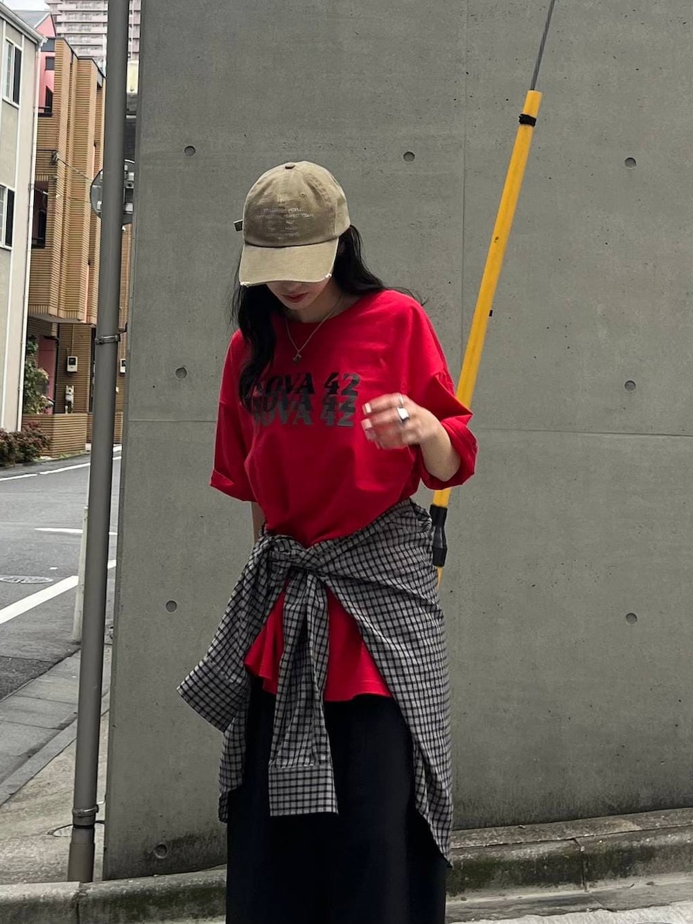 ブラック系のシャツ/ブラウス、ブラック系のモカシン/デッキシューズ、ブラック系のスラックスを着用したレディースの春コーディネートの4枚目の写真