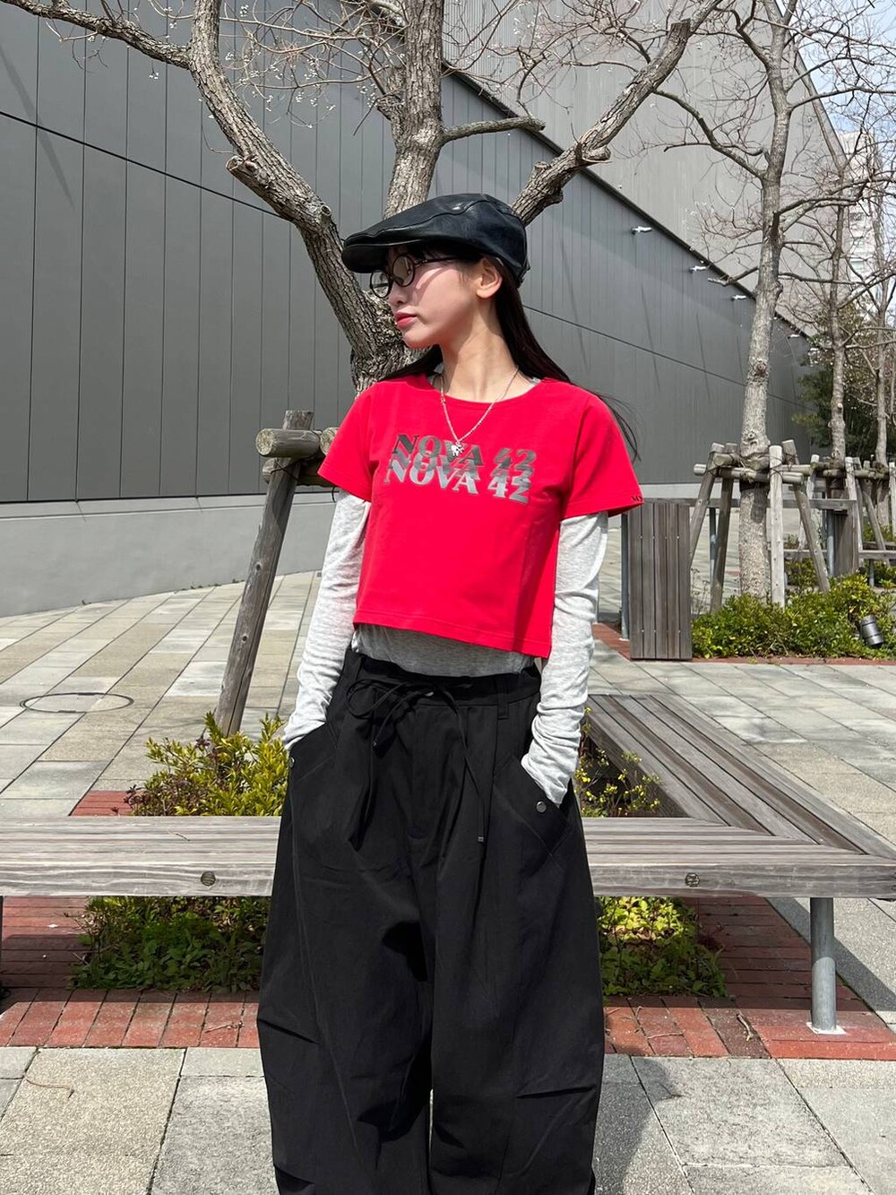 ブラック系のその他パンツ、ブラック系のハンチング/ベレー帽を着用したレディースの春コーディネートの3枚目の写真