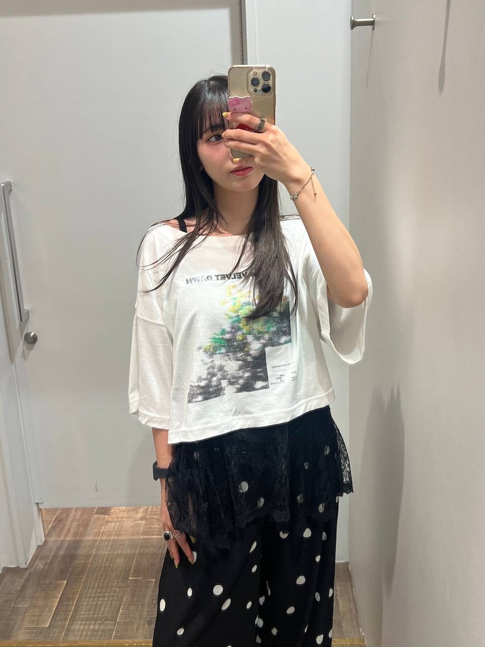 ブラック系のその他パンツ、ブラック系のパンプス、ブラック系のキャミソールを着用したレディースの夏コーディネートの5枚目の写真