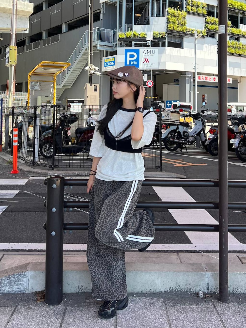 ブラック系のキャミソール、グレー系のTシャツ/カットソーを着用したレディースの夏コーディネートの2枚目の写真