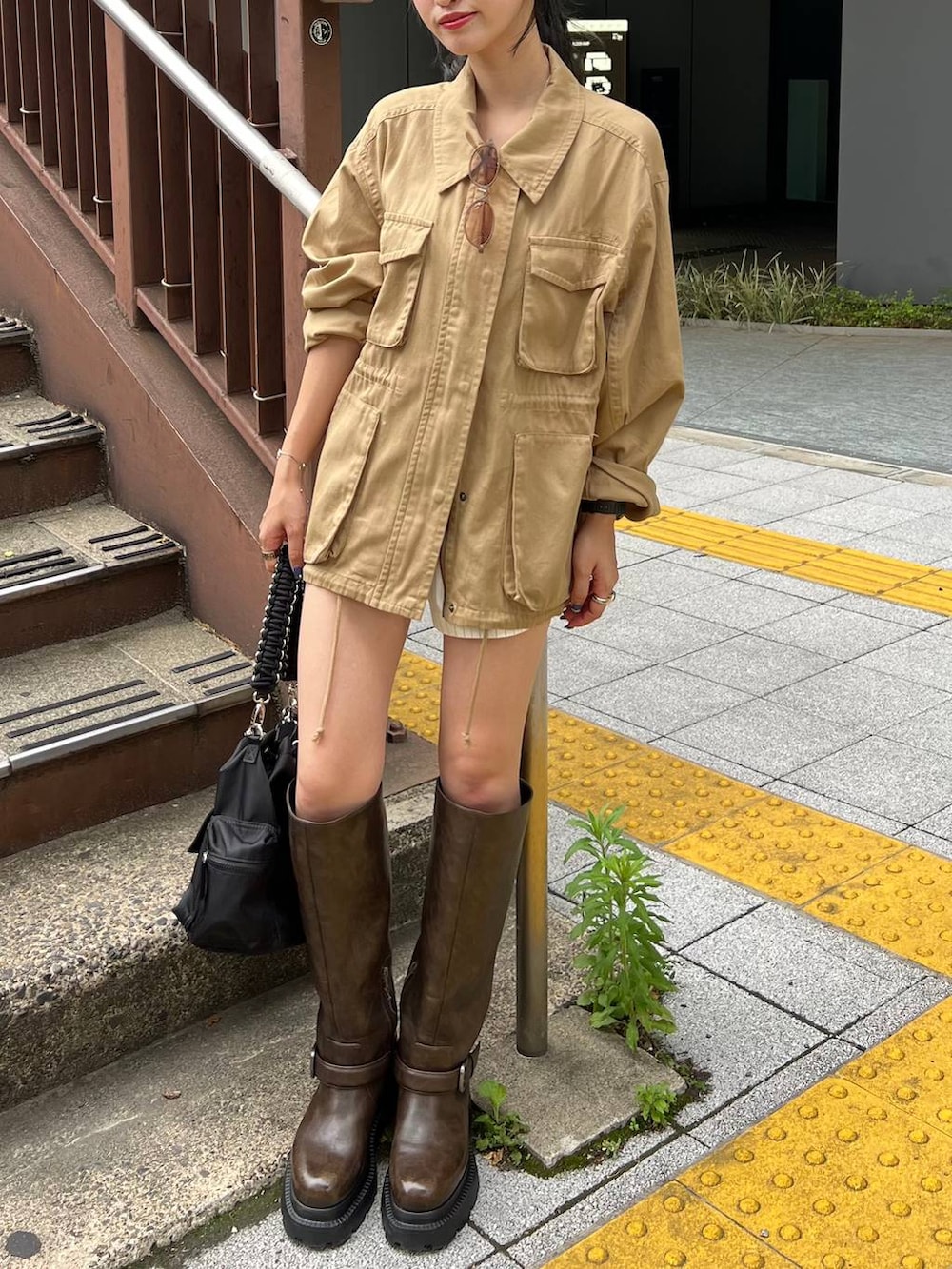 ブラック系のショルダーバッグ、ホワイト系のその他パンツ、ブラウン系のブーツを着用したレディースの夏コーディネートの6枚目の写真