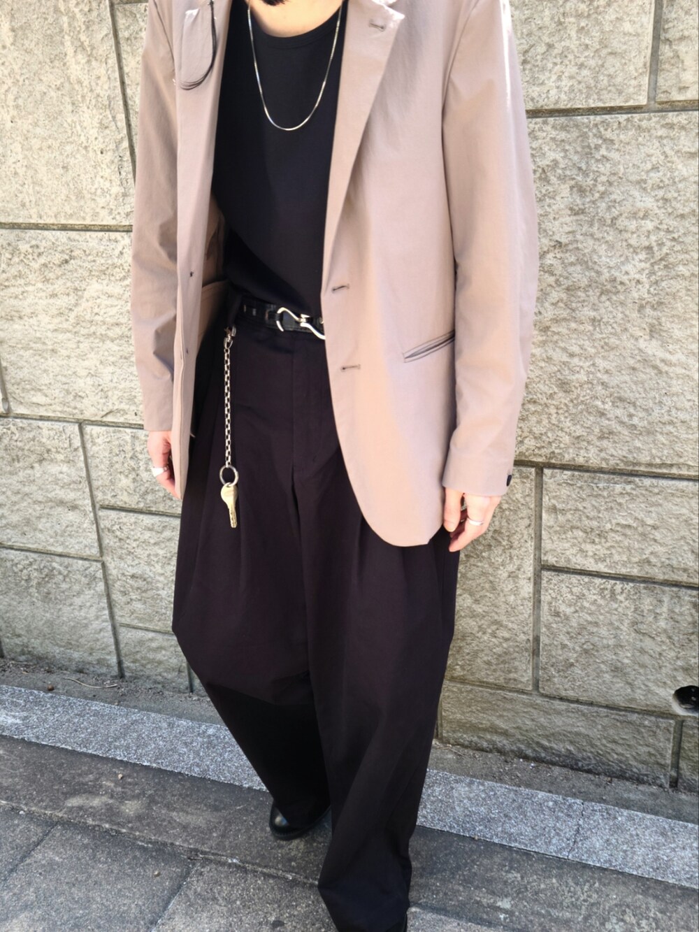 ベージュ系のテーラードジャケット、ベージュ系のその他パンツ、ブラック系のタンクトップを着用したメンズの春コーディネートの4枚目の写真