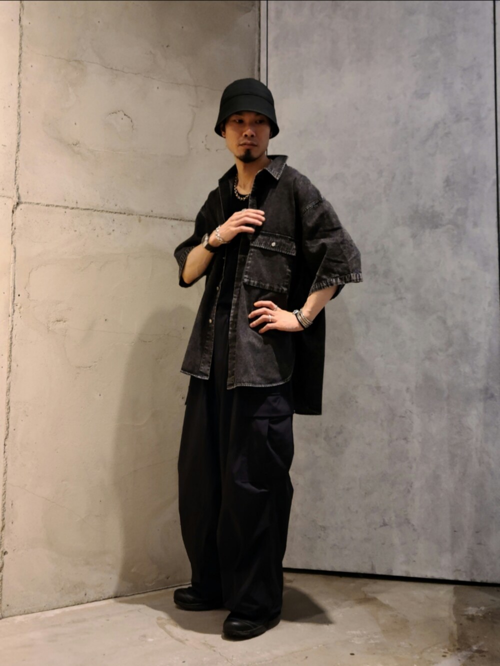 ブラック系のシャツ/ブラウス、ブラック系のカーゴパンツを着用したメンズの夏コーディネートの3枚目の写真