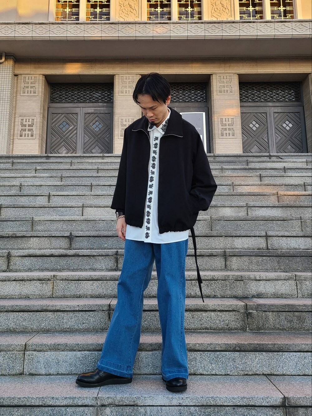 「秋コーデ、おしゃれさんと繋がりたい、デニムパンツ、いいね、save、フォローお願いします🤑、刺繍、フレアパンツ、レイヤードスタイル、シャツ好き集まれ、きれいめカジュアル、tk.TAKEO KIKUCHI」｜「tk.TAKEO KIKUCHIのスタンドバルーンブルゾン（ブルゾン、ブラック系）」を使った、K.Kさん（メンズ・170cm）の秋コーディネートの4枚目の写真