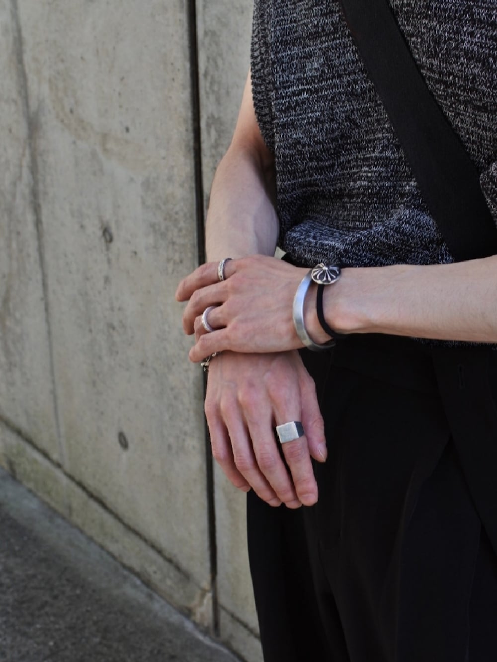 ブラック系のベスト、ブラック系のトートバッグ、ブラック系のその他パンツを着用したメンズの春コーディネートの3枚目の写真