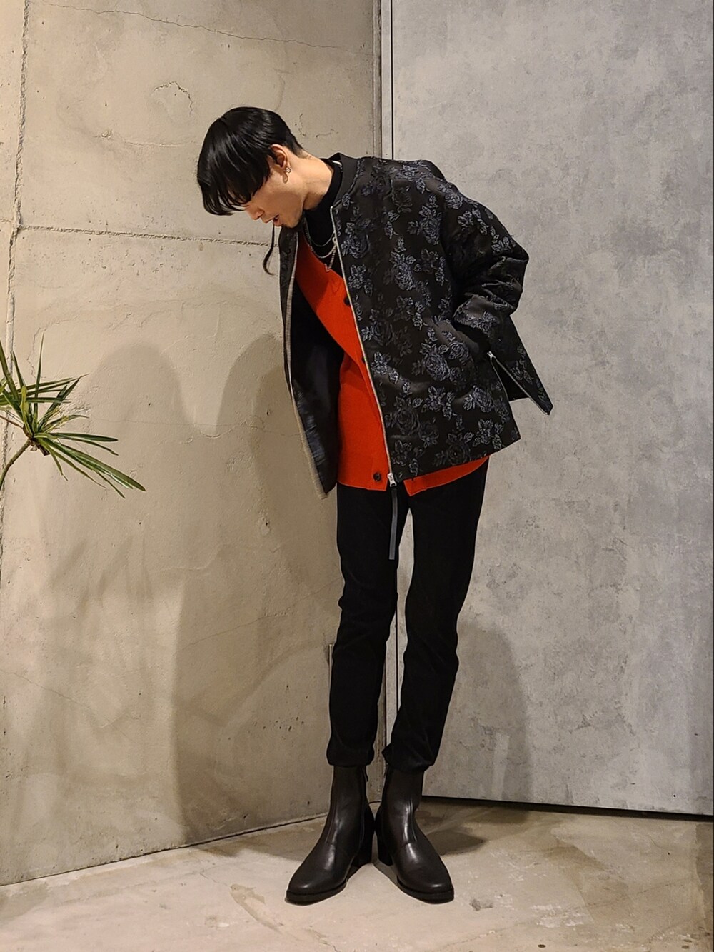 ブラック系のブルゾン、レッド系のカーディガン/ボレロ、ブラック系のTシャツ/カットソーを着用したメンズの冬コーディネートの5枚目の写真