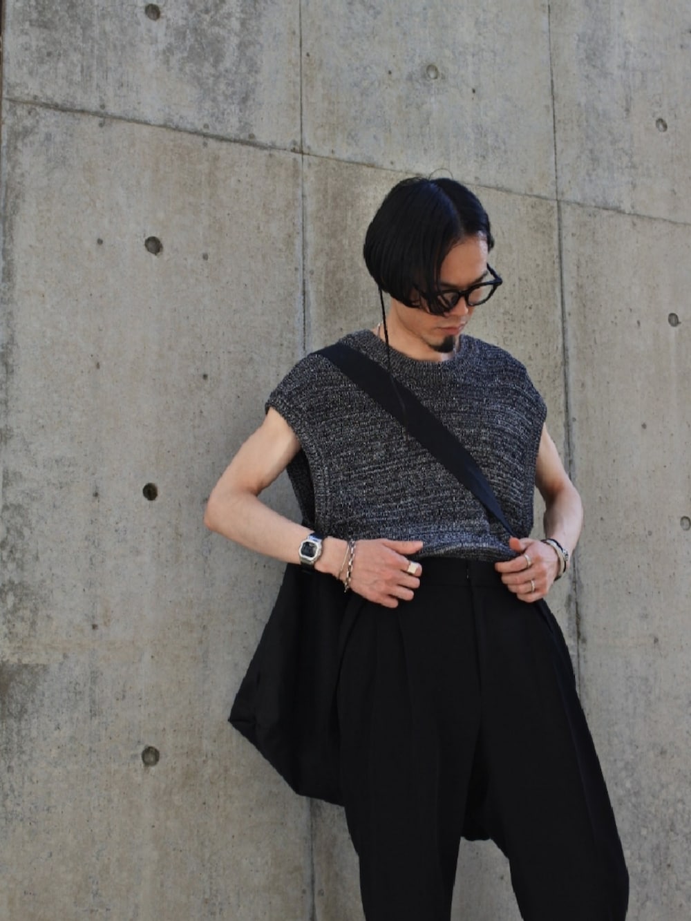 ブラック系のベスト、ブラック系のトートバッグ、ブラック系のその他パンツを着用したメンズの春コーディネートの4枚目の写真