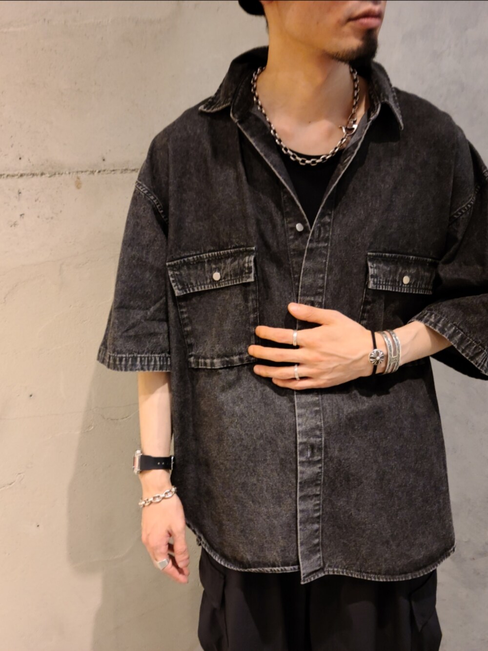 ブラック系のシャツ/ブラウス、ブラック系のカーゴパンツを着用したメンズの夏コーディネートの4枚目の写真