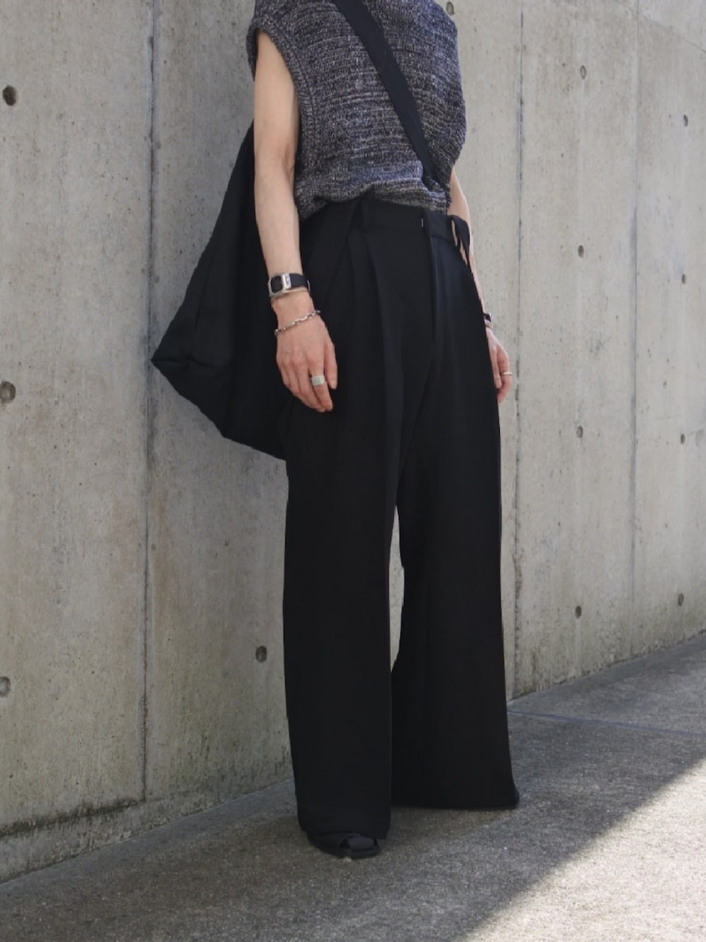 ブラック系のベスト、ブラック系のトートバッグ、ブラック系のその他パンツを着用したメンズの春コーディネートの5枚目の写真