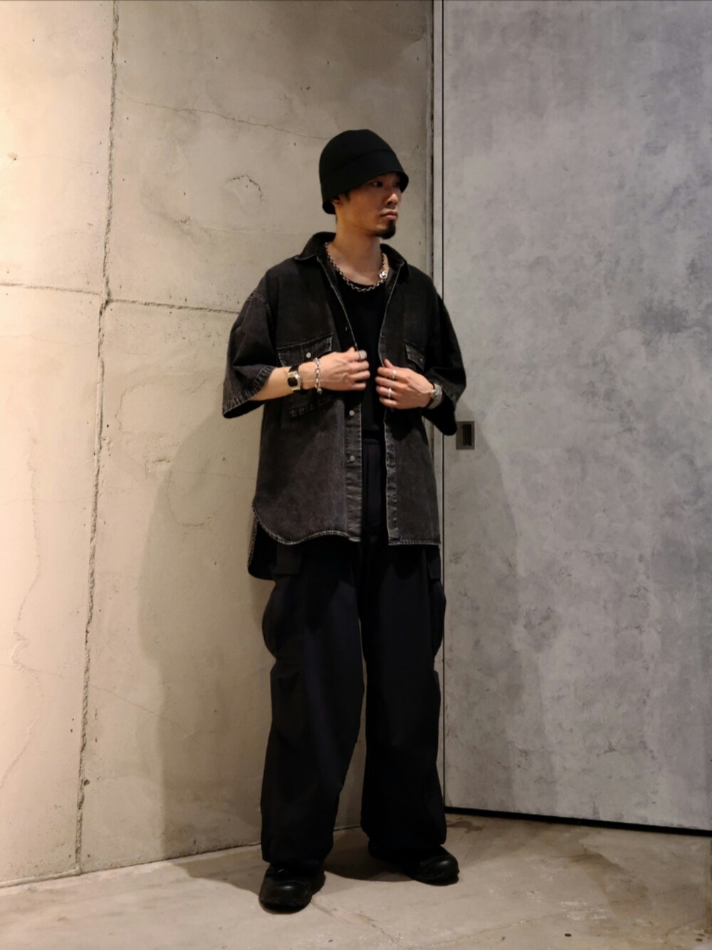 ブラック系のシャツ/ブラウス、ブラック系のカーゴパンツを着用したメンズの夏コーディネートの2枚目の写真