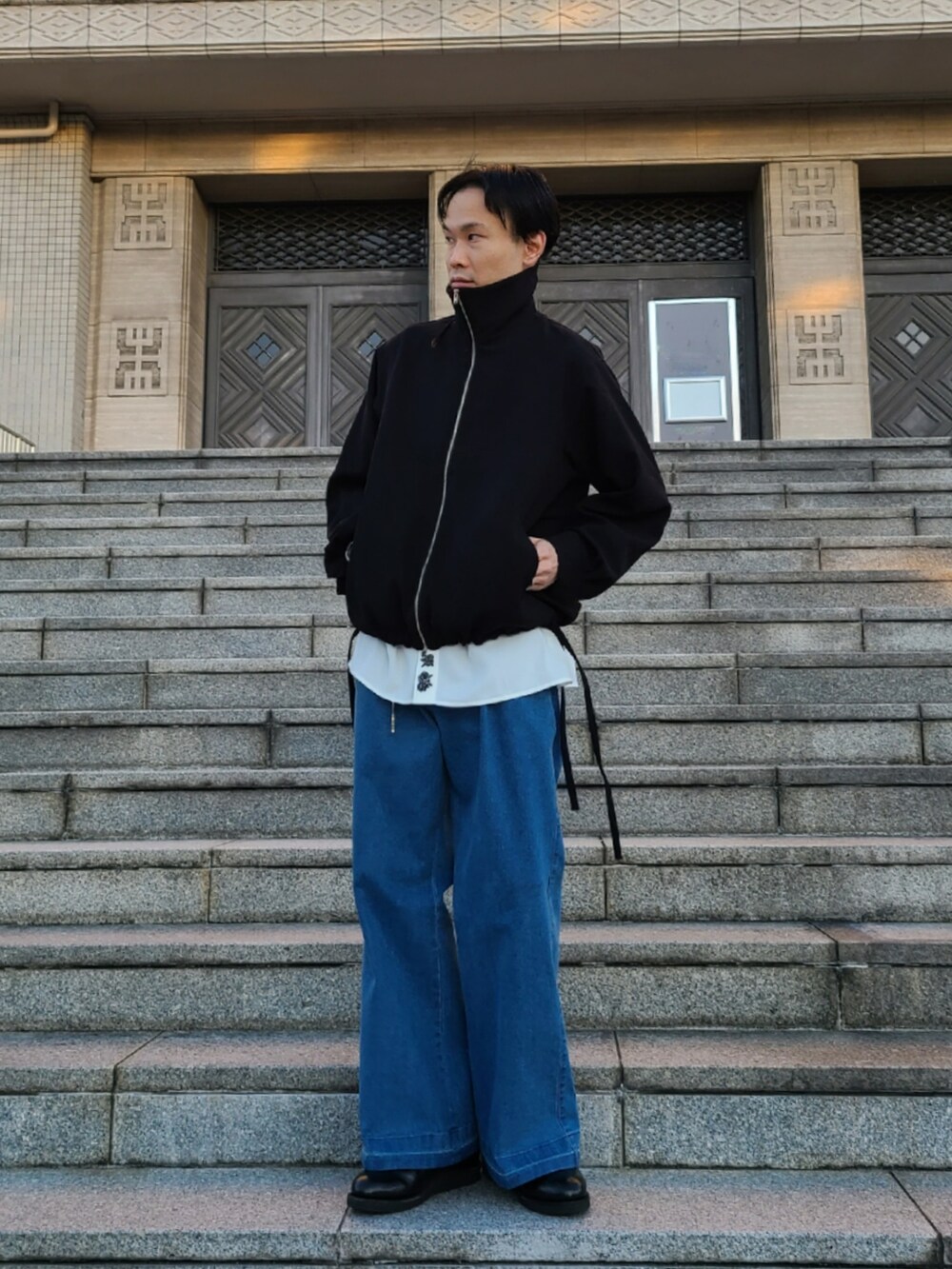 「秋コーデ、おしゃれさんと繋がりたい、デニムパンツ、いいね、save、フォローお願いします🤑、刺繍、フレアパンツ、レイヤードスタイル、シャツ好き集まれ、きれいめカジュアル、tk.TAKEO KIKUCHI」｜「tk.TAKEO KIKUCHIのスタンドバルーンブルゾン（ブルゾン、ブラック系）」を使った、K.Kさん（メンズ・170cm）の秋コーディネートの3枚目の写真