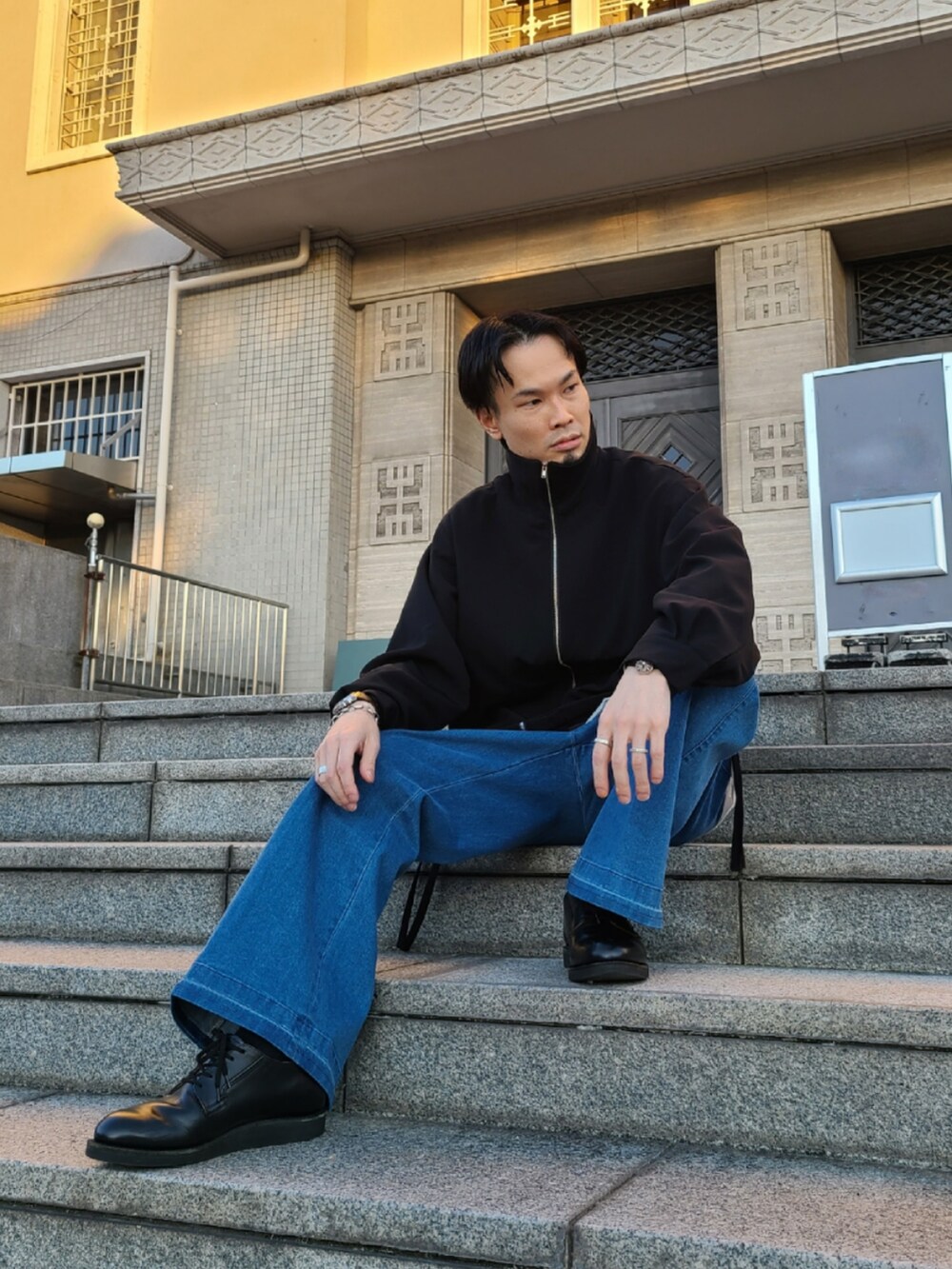 「秋コーデ、おしゃれさんと繋がりたい、デニムパンツ、いいね、save、フォローお願いします🤑、刺繍、フレアパンツ、レイヤードスタイル、シャツ好き集まれ、きれいめカジュアル、tk.TAKEO KIKUCHI」｜「tk.TAKEO KIKUCHIのスタンドバルーンブルゾン（ブルゾン、ブラック系）」を使った、K.Kさん（メンズ・170cm）の秋コーディネートの2枚目の写真