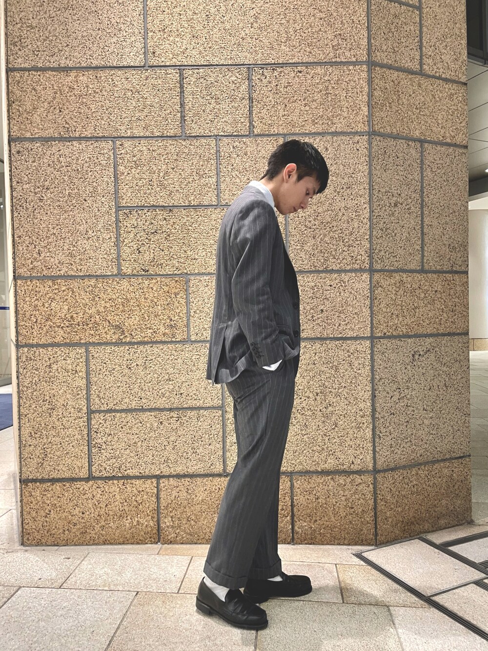 グレー系のセットアップを着用したメンズの秋コーディネートの2枚目の写真