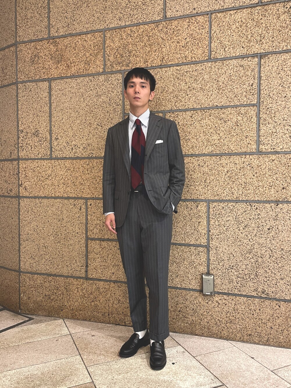 グレー系のセットアップを着用したメンズの秋コーディネートの4枚目の写真