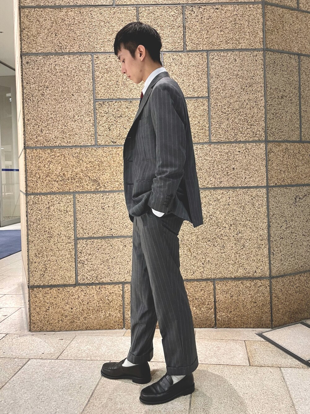 グレー系のセットアップを着用したメンズの秋コーディネートの3枚目の写真