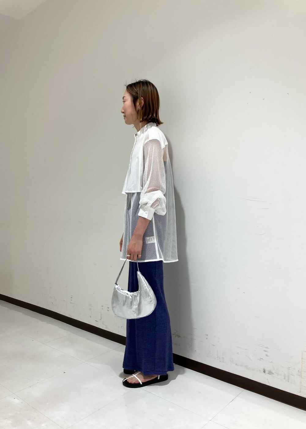 「メッシュ、ホワイト、ADAM ET ROPÉ、FEMME、イエベ、大人カジュアル、セットアイテム、スカート、シアー」｜「ADAM ET ROPE'の【kokyo】medialuna bag（ショルダーバッグ、シルバー系）」を使った、柴田さん（レディース・162cm）の夏コーディネートの2枚目の写真
