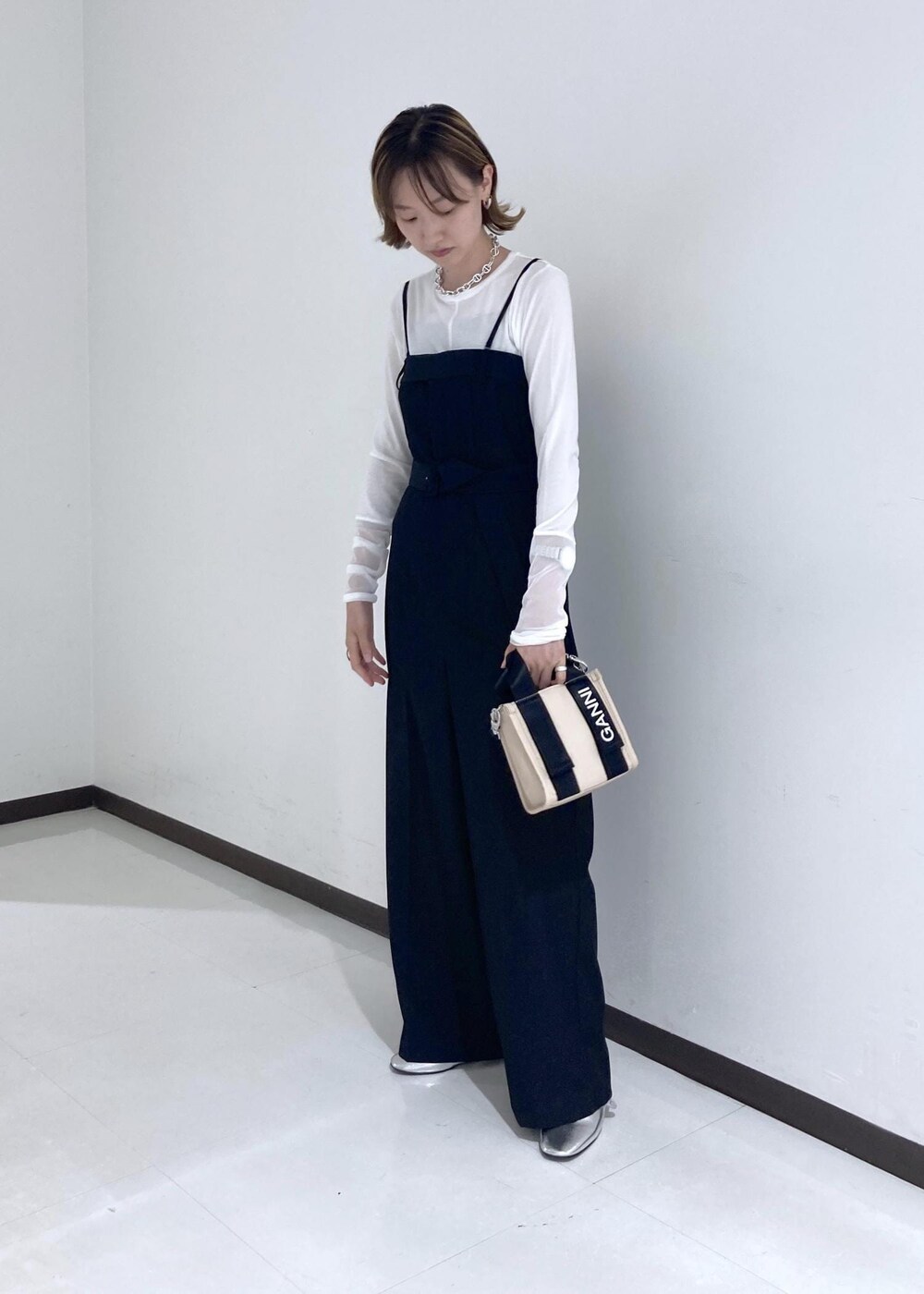 「ブラック、プルオーバー、長袖、Tシャツ、オールインワン、サロペット、ADAM ET ROPÉ、ナチュラル、イエベ春、混合、高身長、トップス、Tシャツ/カットソー、オールインワン/サロペット、つなぎ/オールインワン」｜「GANNIの【GANNI for ADAM ET ROPE'】Recycled tech Mini Tote（トートバッグ、ベージュ系）」を使った、柴田さん（レディース・162cm）の夏コーディネートの7枚目の写真