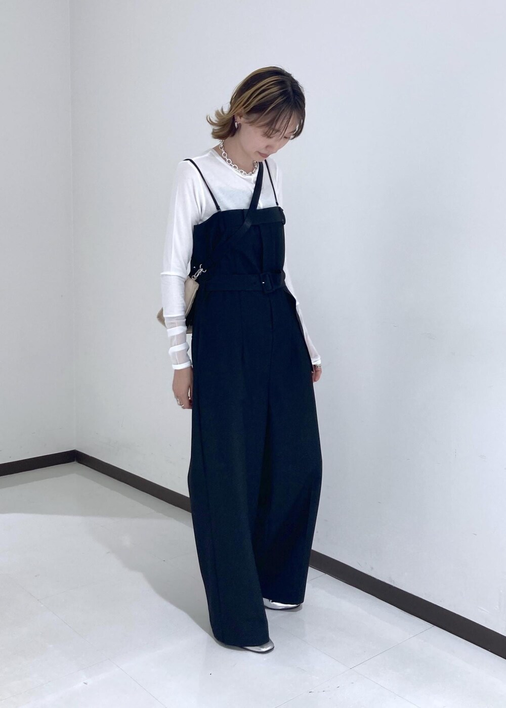 「ブラック、プルオーバー、長袖、Tシャツ、オールインワン、サロペット、ADAM ET ROPÉ、ナチュラル、イエベ春、混合、高身長、トップス、Tシャツ/カットソー、オールインワン/サロペット、つなぎ/オールインワン」｜「GANNIの【GANNI for ADAM ET ROPE'】Recycled tech Mini Tote（トートバッグ、ベージュ系）」を使った、柴田さん（レディース・162cm）の夏コーディネートの2枚目の写真