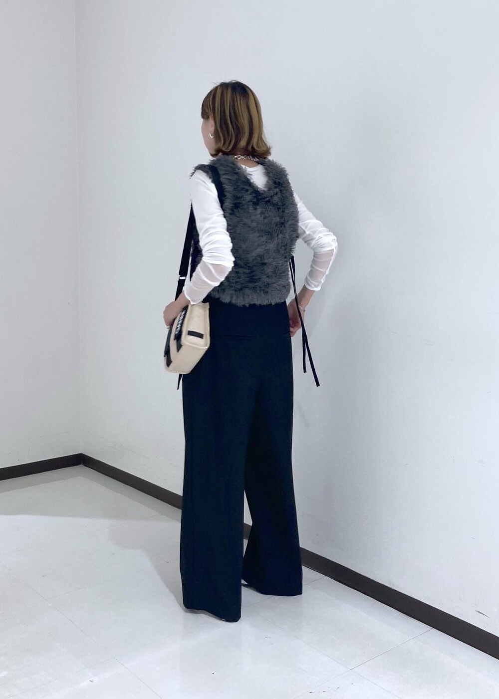 「GANNI、ガニー、ショルダーバッグ、ブラック、ノースリーブ、ビスチェ、シルバー、ADAM ET ROPÉ、ナチュラル、イエベ春、混合、高身長、トップス、Tシャツ/カットソー、ベスト」｜「GANNIの【GANNI for ADAM ET ROPE'】Recycled tech Mini Tote（トートバッグ、ベージュ系）」を使った、柴田さん（レディース・162cm）の夏コーディネートの2枚目の写真