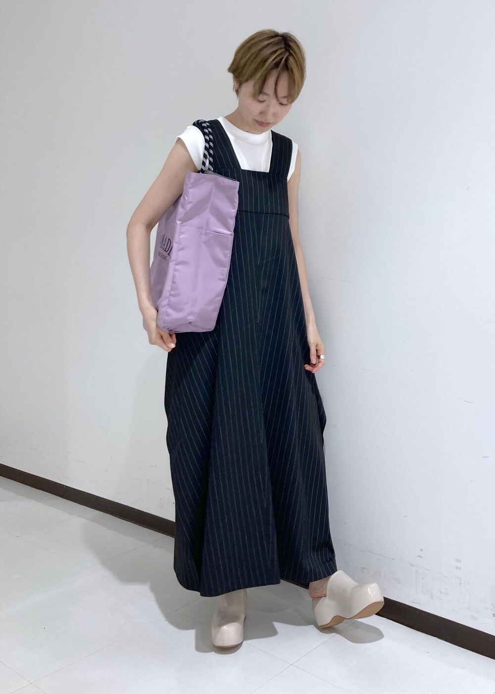 パープル系のトートバッグ、ホワイト系のTシャツ/カットソー、ベージュ系のその他シューズを着用したレディースの夏コーディネートの4枚目の写真