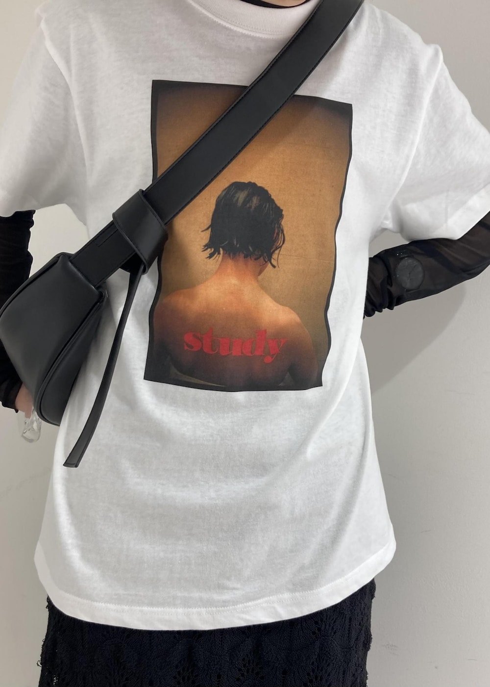 「ショルダーバック、ブラック、レース、ADAM ET ROPÉ、FEMME、レイヤード、ワンピース」|「ADAM ET ROPE'のナロークロスストラップスポサン(サンダル、ホワイト系)」を使った、柴田さん(レディース・162cm)の夏コーディネートの2枚目の写真