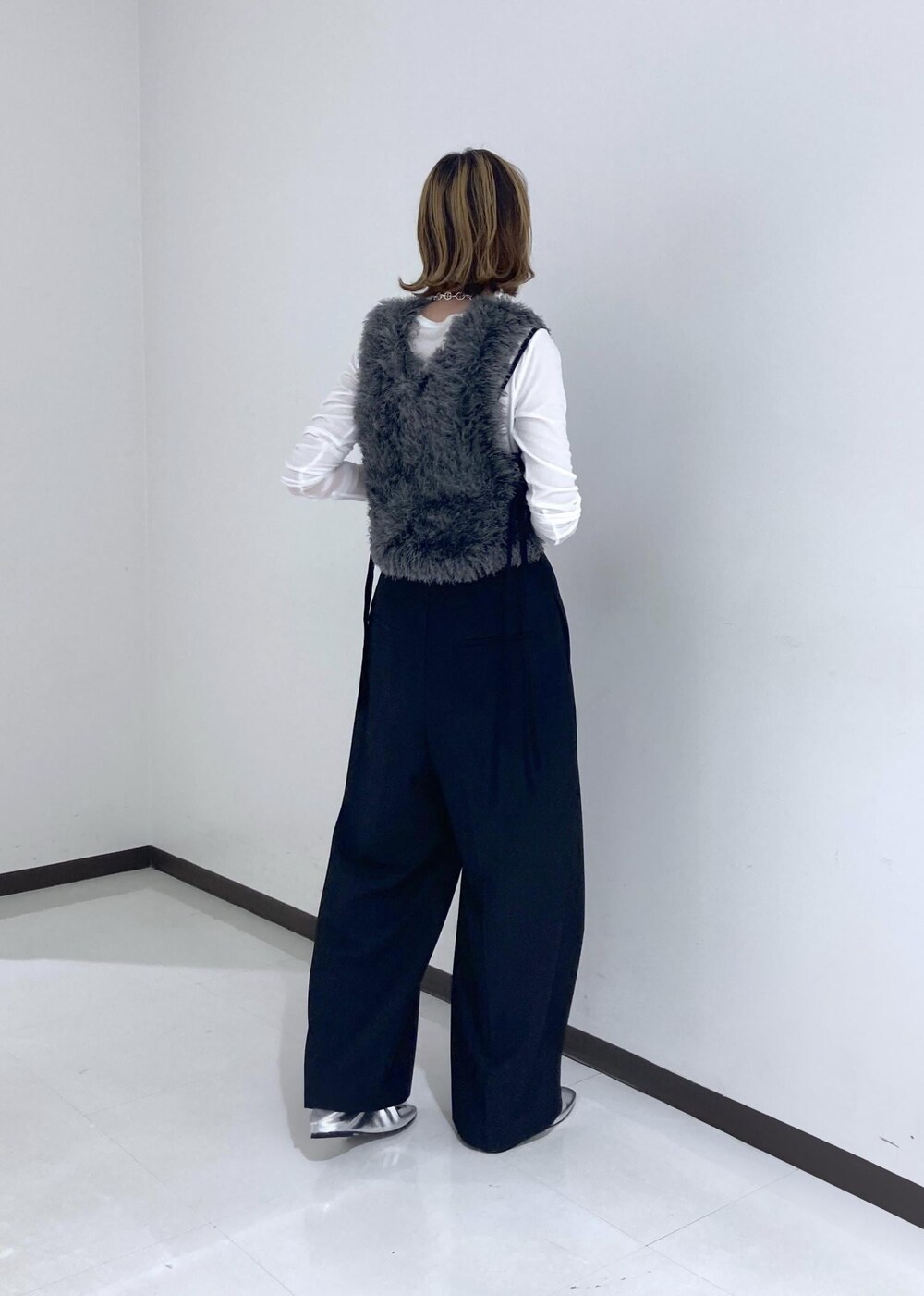 「GANNI、ガニー、ショルダーバッグ、ブラック、ノースリーブ、ビスチェ、シルバー、ADAM ET ROPÉ、ナチュラル、イエベ春、混合、高身長、トップス、Tシャツ/カットソー、ベスト」｜「GANNIの【GANNI for ADAM ET ROPE'】Recycled tech Mini Tote（トートバッグ、ベージュ系）」を使った、柴田さん（レディース・162cm）の夏コーディネートの3枚目の写真