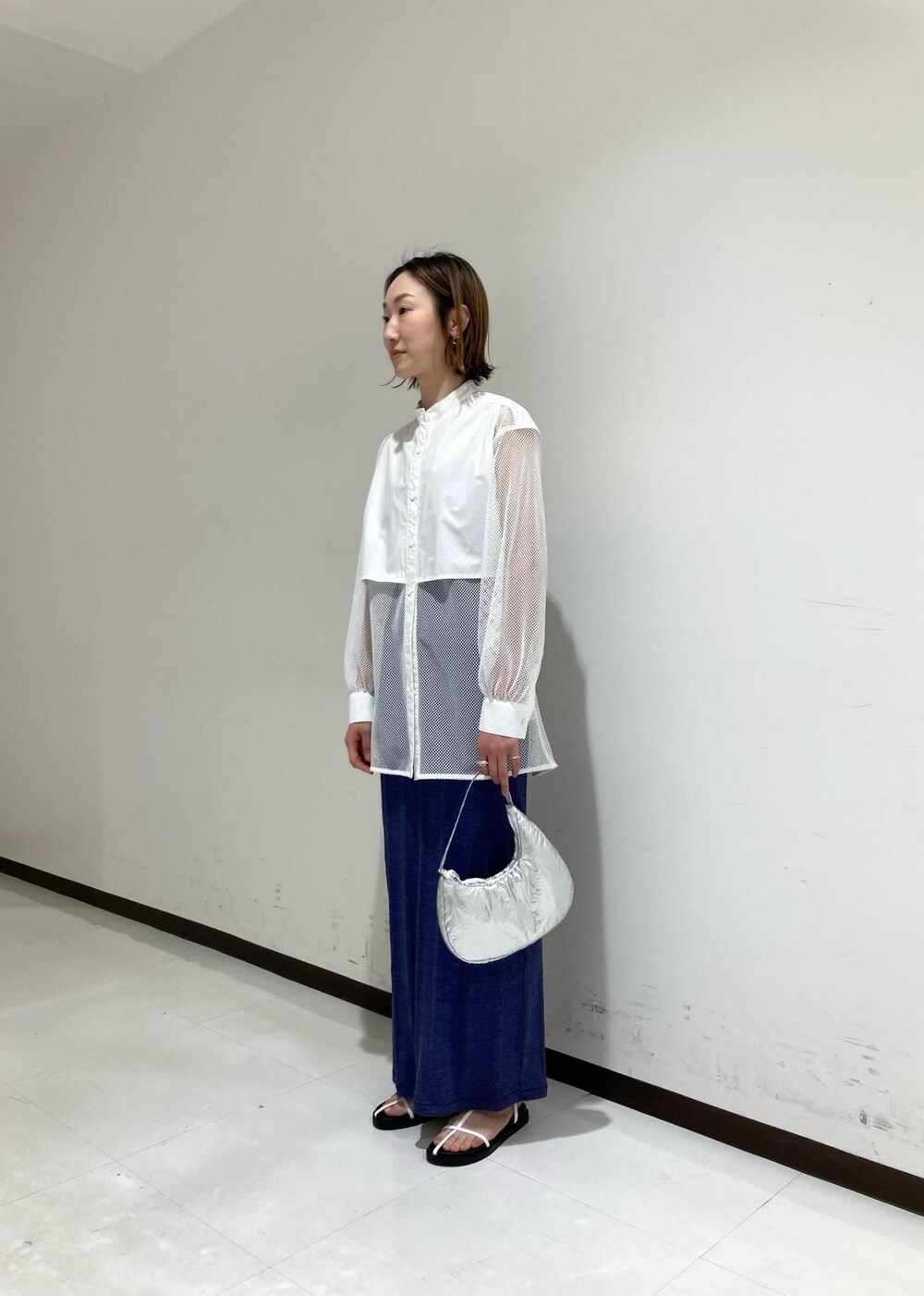 「メッシュ、ホワイト、ADAM ET ROPÉ、FEMME、イエベ、大人カジュアル、セットアイテム、スカート、シアー」｜「ADAM ET ROPE'の【kokyo】medialuna bag（ショルダーバッグ、シルバー系）」を使った、柴田さん（レディース・162cm）の夏コーディネートの4枚目の写真