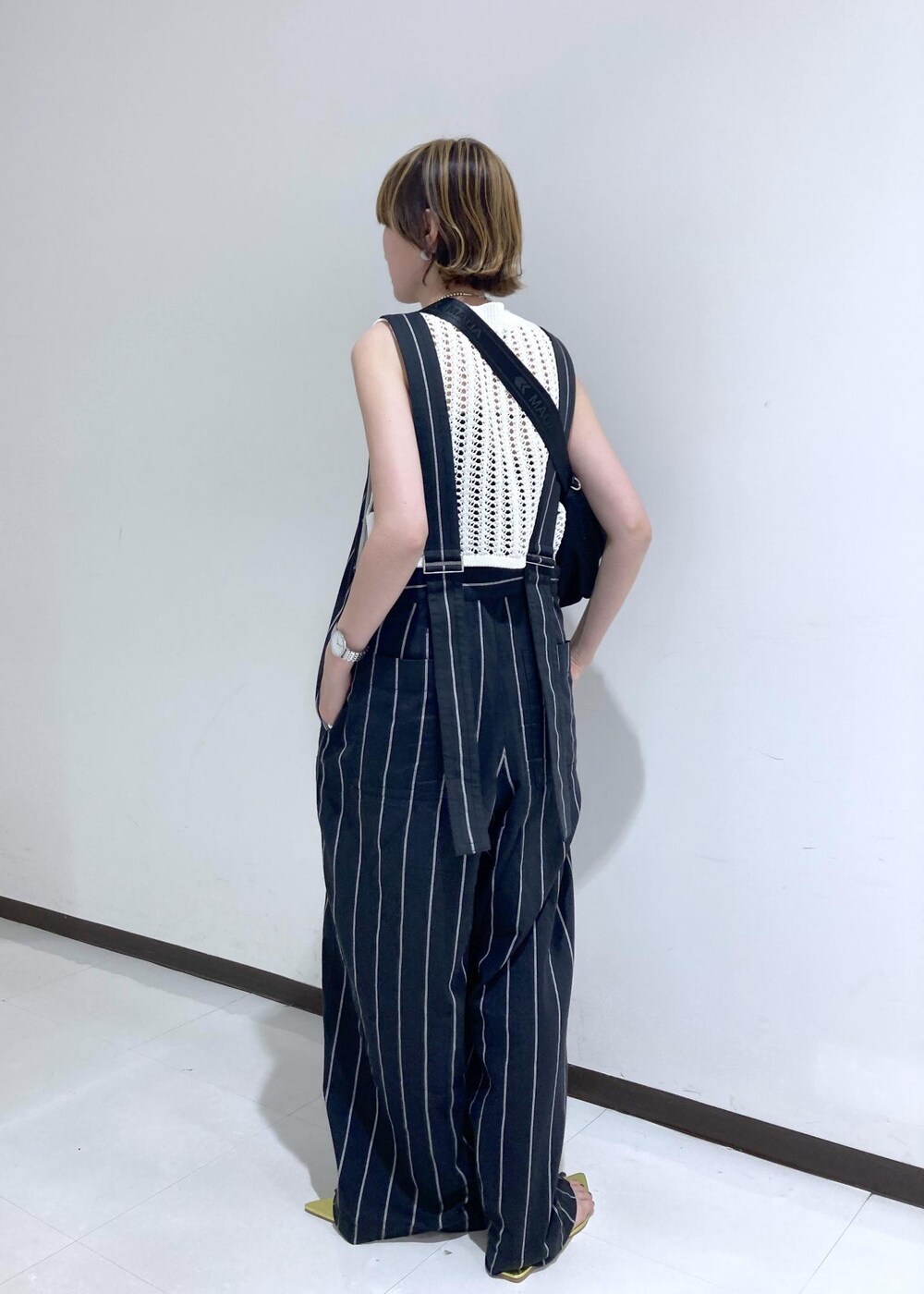 「夏の快適ボトム、24SS、24SS春の新作、24SS夏の新作、ネイビー、ノースリーブ、ストライプ、オールインワン、ADAM ET ROPÉ、FEMME、SDGs、サステナブル、骨格ナチュラル、イエベ、大人カジュアル」｜「ADAM ET ROPE'の【サステナブル】メッシュショルダー（ショルダーバッグ、ブラック系）」を使った、柴田さん（レディース・162cm）の夏コーディネートの2枚目の写真