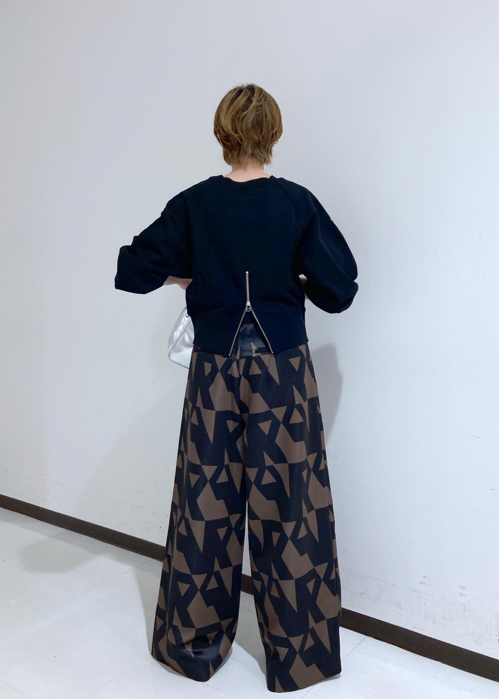 「ルミネ10%、ルミネ10%OFF、ルミ10、LUMINE10%、LUMINE10%OFF、シルバー、バレエシューズ、スウェット、ADAM ET ROPÉ、FEMME、SDGs、サステナブル、大人カジュアル、秋、23AW秋の新作」｜「ADAM ET ROPE'の【サステナブル】クロップドスウェット（スウェット、ブラック系）」を使った、柴田さん（レディース・162cm）の秋コーディネートの2枚目の写真