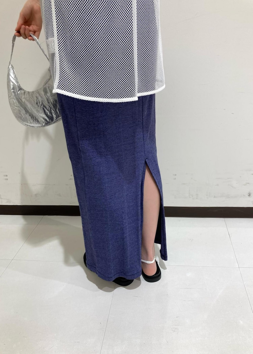 「メッシュ、ホワイト、ADAM ET ROPÉ、FEMME、イエベ、大人カジュアル、セットアイテム、スカート、シアー」｜「ADAM ET ROPE'の【kokyo】medialuna bag（ショルダーバッグ、シルバー系）」を使った、柴田さん（レディース・162cm）の夏コーディネートの3枚目の写真