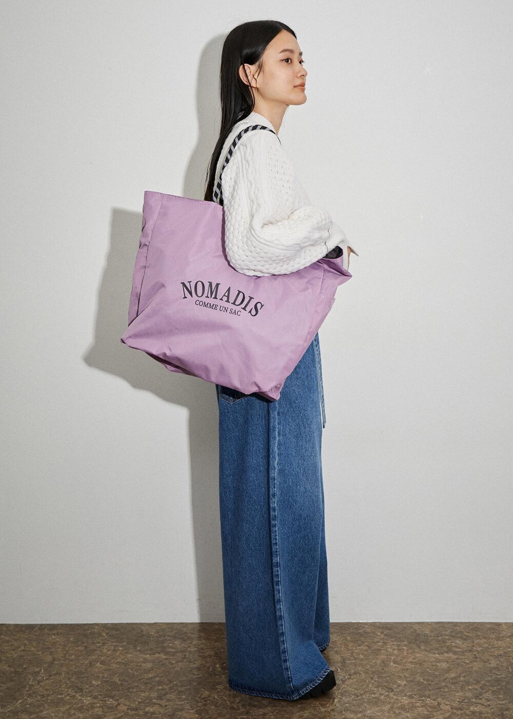「NOMADIS、トートバック、ロゴ、ADAM ET ROPÉ、FEMME、UNISEX」｜「NOMADISの【NOMADIS】別注 SAC2（トートバッグ、パープル系）」を使った、柴田さん（レディース・162cm）の夏コーディネートの2枚目の写真