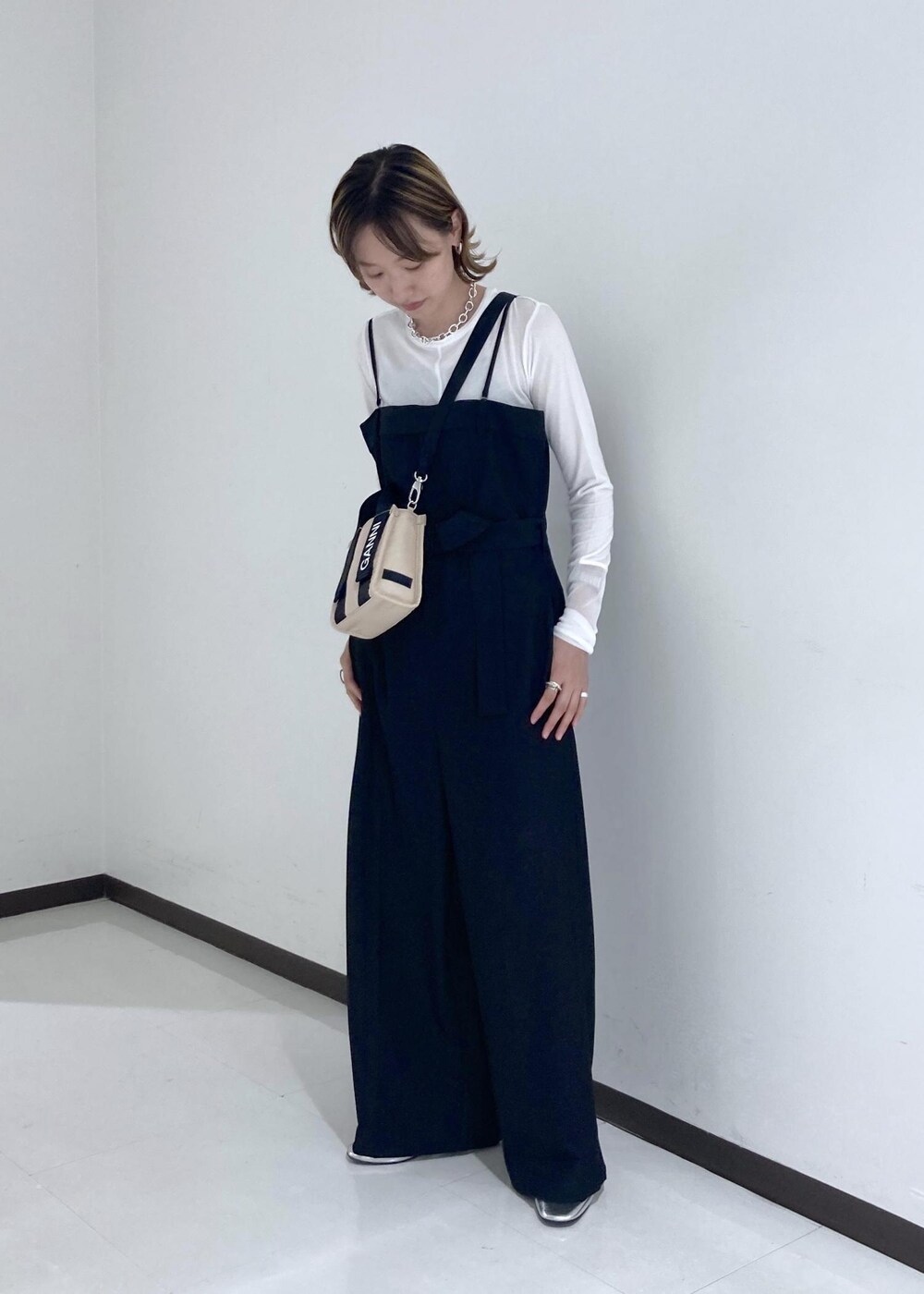 「ブラック、プルオーバー、長袖、Tシャツ、オールインワン、サロペット、ADAM ET ROPÉ、ナチュラル、イエベ春、混合、高身長、トップス、Tシャツ/カットソー、オールインワン/サロペット、つなぎ/オールインワン」｜「GANNIの【GANNI for ADAM ET ROPE'】Recycled tech Mini Tote（トートバッグ、ベージュ系）」を使った、柴田さん（レディース・162cm）の夏コーディネートの5枚目の写真