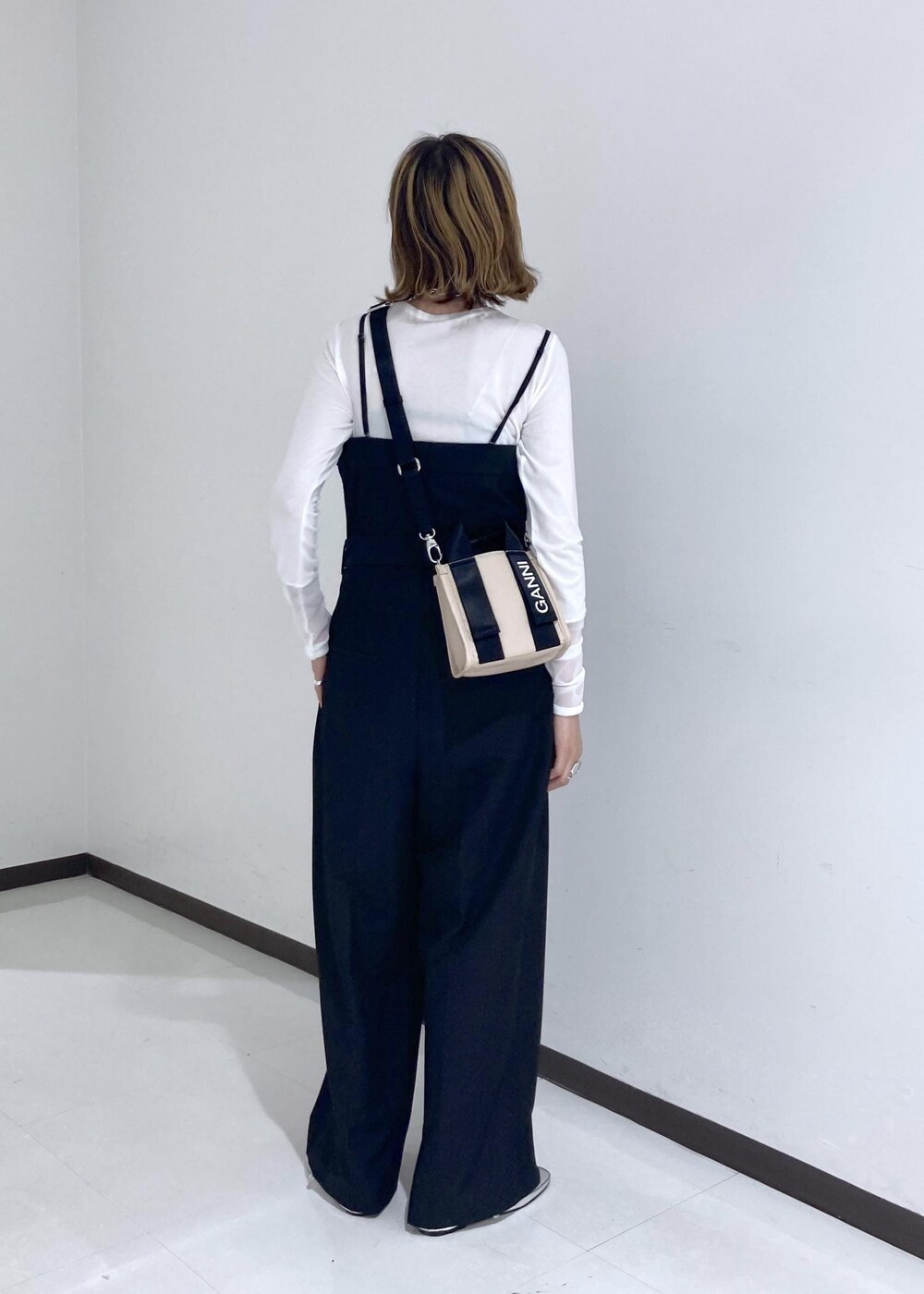 「ブラック、プルオーバー、長袖、Tシャツ、オールインワン、サロペット、ADAM ET ROPÉ、ナチュラル、イエベ春、混合、高身長、トップス、Tシャツ/カットソー、オールインワン/サロペット、つなぎ/オールインワン」｜「GANNIの【GANNI for ADAM ET ROPE'】Recycled tech Mini Tote（トートバッグ、ベージュ系）」を使った、柴田さん（レディース・162cm）の夏コーディネートの4枚目の写真