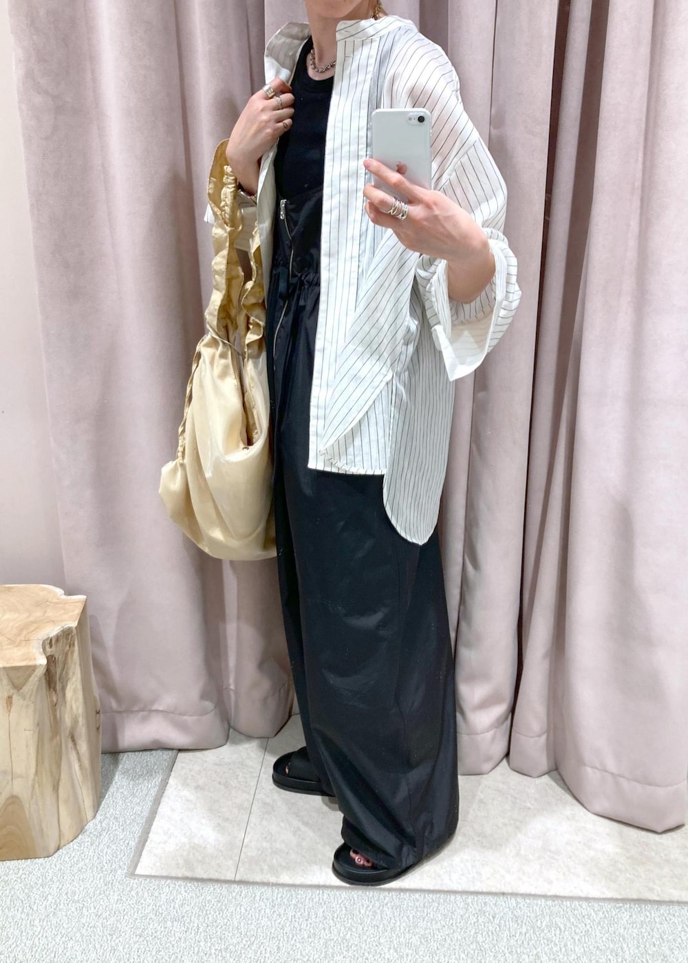 「撥水、ADAM ET ROPÉ、FEMME、骨格ナチュラル、イエベ、大人カジュアル、モノトーン、UVカット、冷房対策、洗える、シャツ、ロンパース、サンダル、シアー」｜「ADAM ET ROPE'の【サステナブル】アメスリタンクトップ（タンクトップ、ブラック系）」を使った、柴田さん（レディース・162cm）の春コーディネートの3枚目の写真