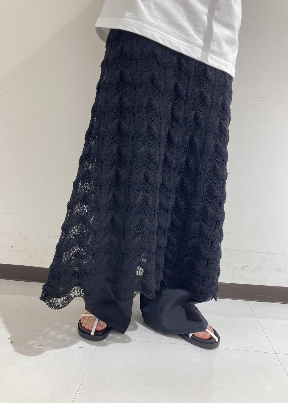 「ショルダーバック、ブラック、レース、ADAM ET ROPÉ、FEMME、レイヤード、ワンピース」|「ADAM ET ROPE'のナロークロスストラップスポサン(サンダル、ホワイト系)」を使った、柴田さん(レディース・162cm)の夏コーディネートの3枚目の写真