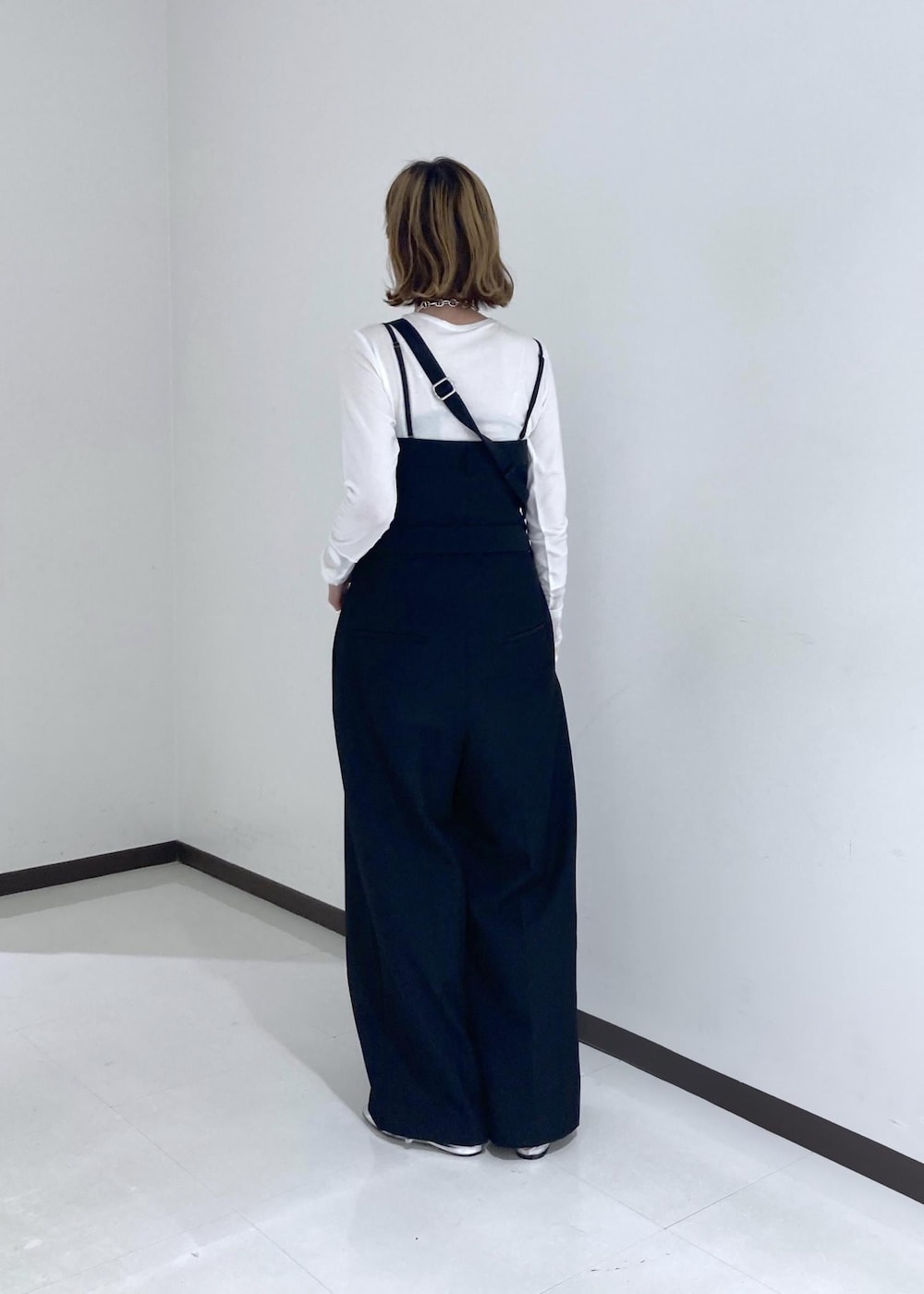「ブラック、プルオーバー、長袖、Tシャツ、オールインワン、サロペット、ADAM ET ROPÉ、ナチュラル、イエベ春、混合、高身長、トップス、Tシャツ/カットソー、オールインワン/サロペット、つなぎ/オールインワン」｜「GANNIの【GANNI for ADAM ET ROPE'】Recycled tech Mini Tote（トートバッグ、ベージュ系）」を使った、柴田さん（レディース・162cm）の夏コーディネートの6枚目の写真