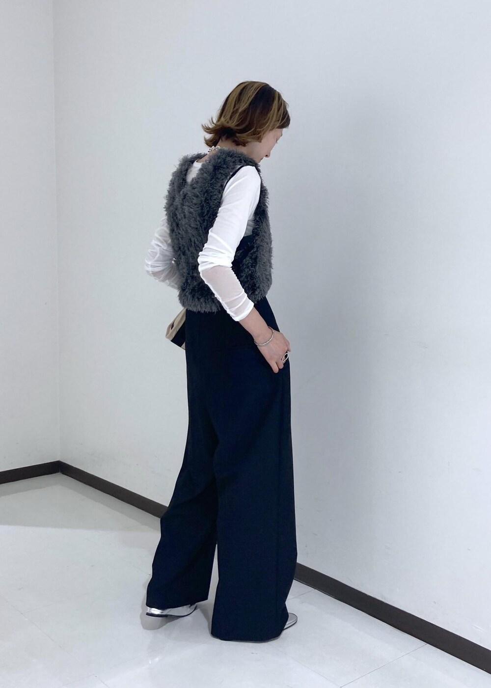「GANNI、ガニー、ショルダーバッグ、ブラック、ノースリーブ、ビスチェ、シルバー、ADAM ET ROPÉ、ナチュラル、イエベ春、混合、高身長、トップス、Tシャツ/カットソー、ベスト」｜「GANNIの【GANNI for ADAM ET ROPE'】Recycled tech Mini Tote（トートバッグ、ベージュ系）」を使った、柴田さん（レディース・162cm）の夏コーディネートの4枚目の写真
