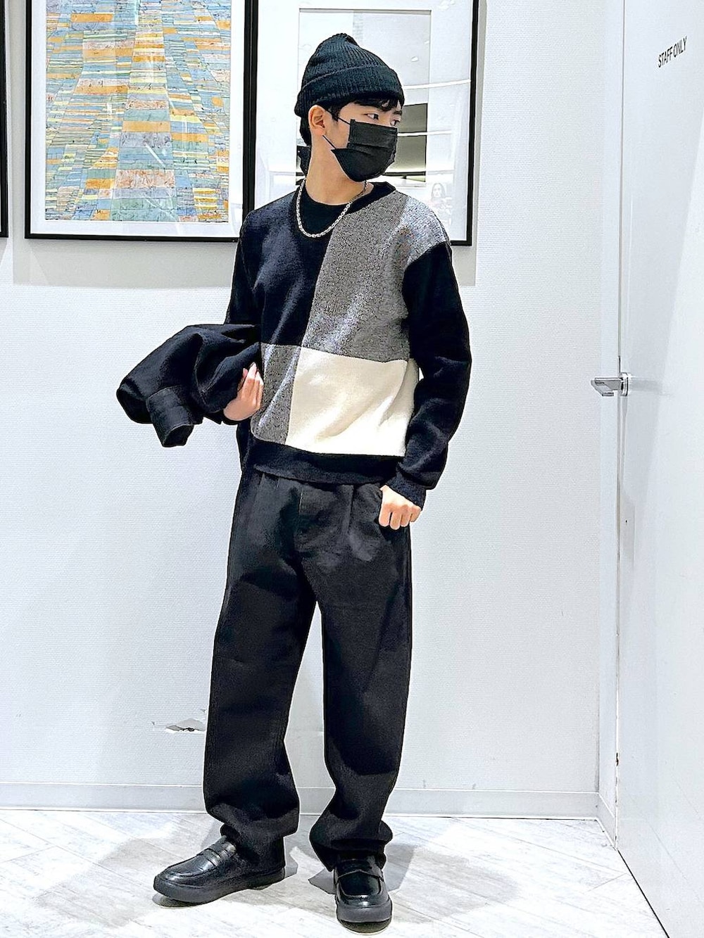 ブラック系のニット/セーター、ブラック系のデニムジャケット、ブラック系のデニムパンツを着用したキッズの冬コーディネートの7枚目の写真