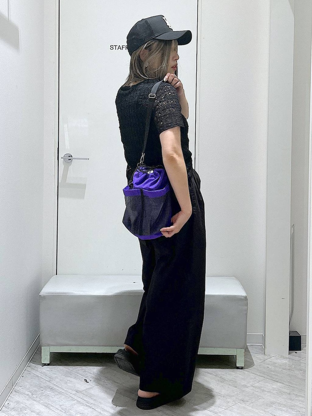ブラック系のその他パンツ、ブラック系のタンクトップ、パープル系のショルダーバッグを着用したレディースの夏コーディネートの4枚目の写真