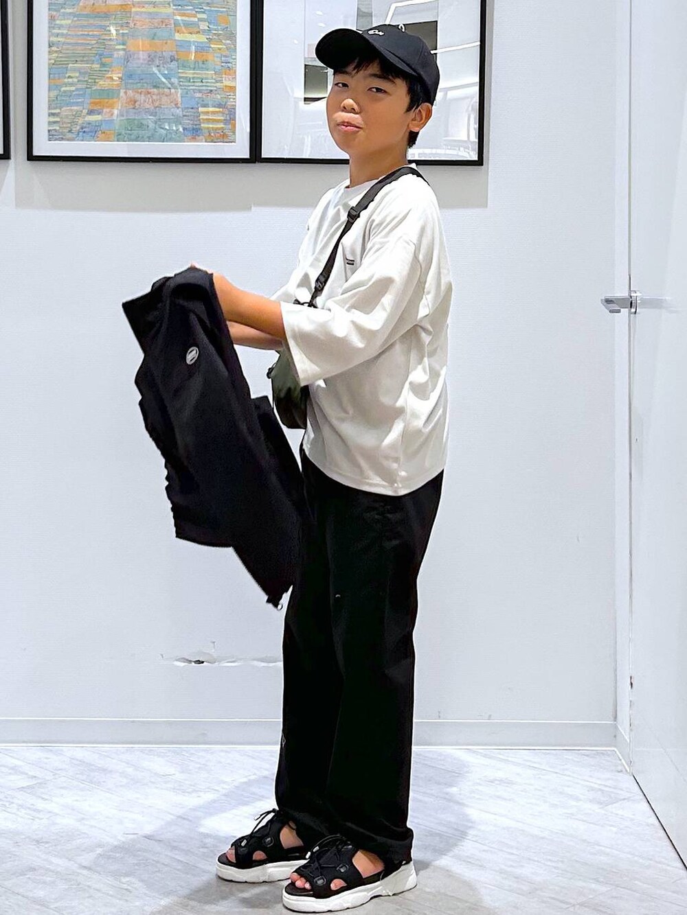 ブラック系のその他パンツ、ブラック系のベスト、ブラック系のサンダルを着用したキッズの夏コーディネートの8枚目の写真
